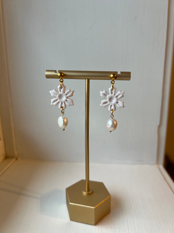 Snowy Pearl Earrings